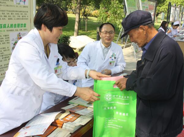 濟(jì)寧市中醫(yī)院閃耀“中國(guó)健康行” 專業(yè)義診與營(yíng)養(yǎng)咨詢贏得群眾贊譽(yù)